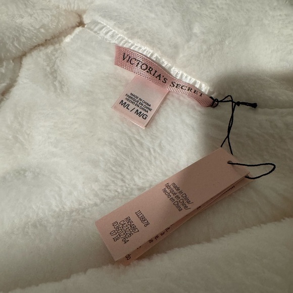 Victoria's Secret Cream Plush Robe - Picture 5 of 6